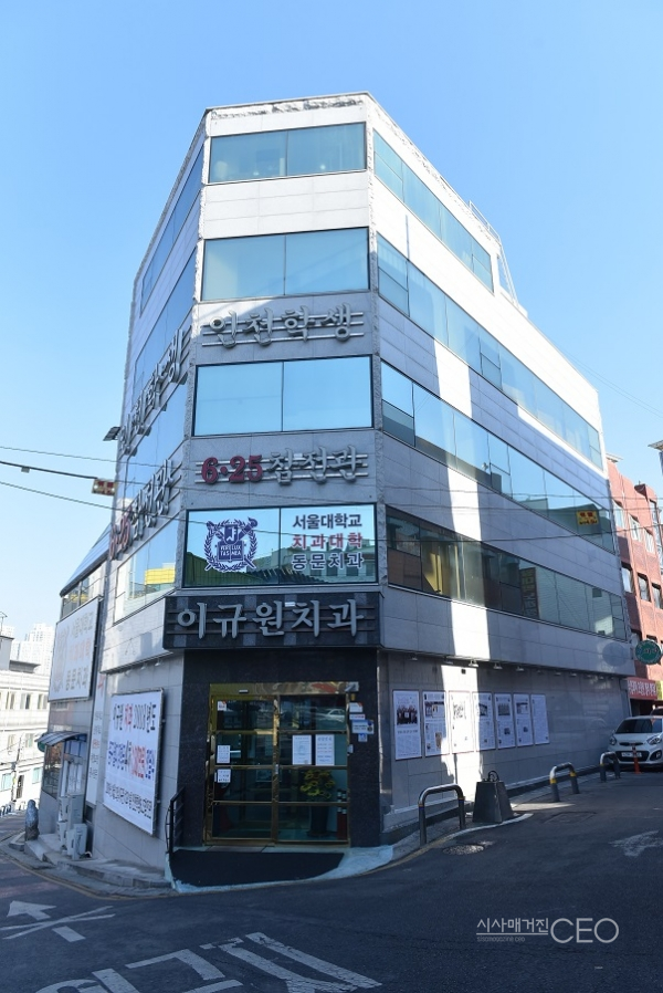 이규원치과의 건물 입구