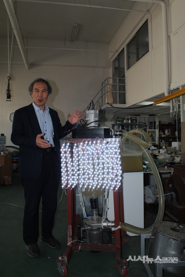 공기열발전기를 설명하고 있는 주남식 회장