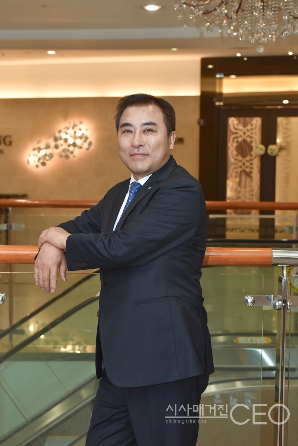 건설교통신기술협회 윤학수 회장이 사진기자의 요청에 따라 편한 자세로 미소를 짓고 있다. 사진촬영=시사매거진CEO 이 신 기자