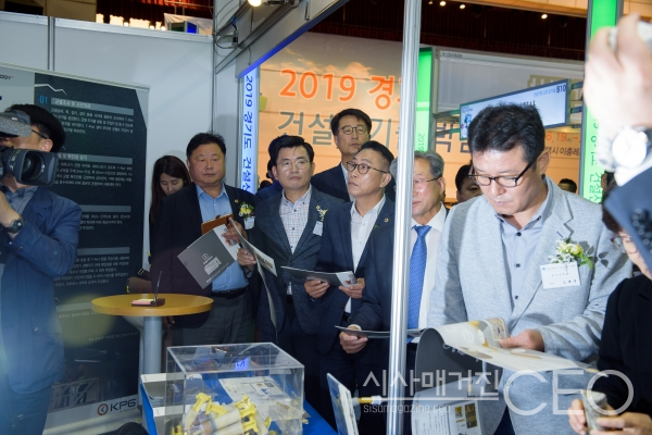 박람회에 참석한 기업들의 부스를 보고있다. 사진=시사매거진CEO DB