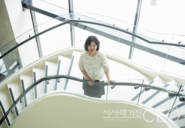 요진 와이씨엔티 최지원 대표이사가 계단에 서서 위를 올려다보고 있다. 사진촬영=시사매거진CEO 이 신 기자