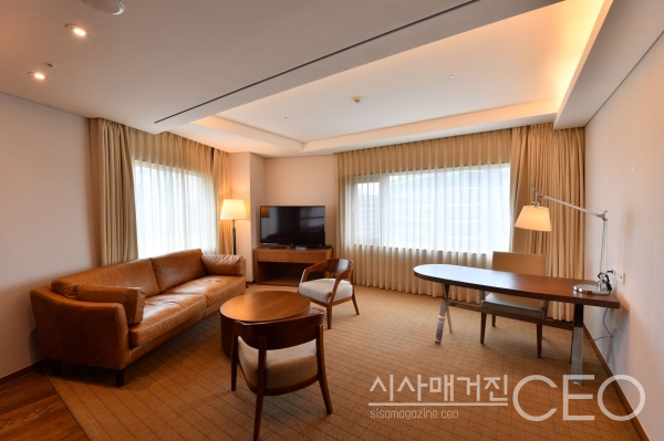 코너스위트룸 거실 아늑함과 부드러운 베이지와 브라운톤으로 안정감이 느껴진다. 사진=포포인츠 바이 쉐라톤 서울구로 제공