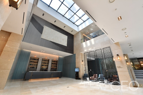 포포인츠 바이 쉐라톤 서울 구로 로비 높은 천장은 하늘을 바로 볼 수 있도록 처리되어 있다. 사진=포포인츠 바이 쉐라톤 서울구로 제공