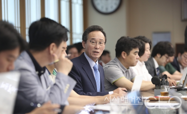 민선7기 1주년 기자 간담회의 송하진 도지사가 기자들의 질문에 대답하고 있다. 사진=전라북도청 제공