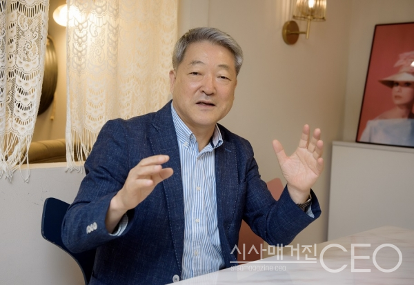 (사)디지털문화융합협회 권오복 회장은 로봇의 대중화에 대해 큰 기대를 갖고 있으며 이러한 내용을 인터뷰를 통해 설명하고 있다. 사진촬영=시사매거진CEO 이 신 기자