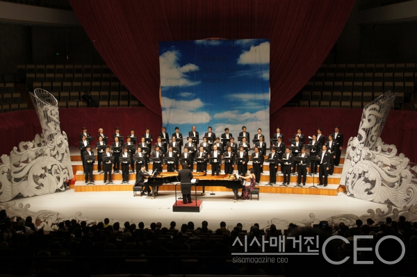 이마에스트리 단원들이 북경대극원에서 실시한 음악회 사진=시사매거진CEO(이마에스트리 제공)