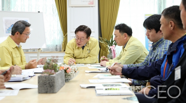 15일 오후 경기도청 도지사 집무실에서 열린 야생멧돼지 합동포획 관계기관 대책회의가 이뤄졌다. 사진=시사매거진CEO DB(출처: 경기도청)