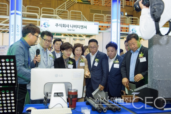 전시회에 참석한 관계자들은 건설업계의 부스들을 하나둘 세심하게 확인하며 그들의 기술력과 발전의 가능성을 보고 큰 도전이자 새로운 기회가 될 수 있을거라 예측하고 있다. 사진촬영=시사매거진CEO 이 신 기자