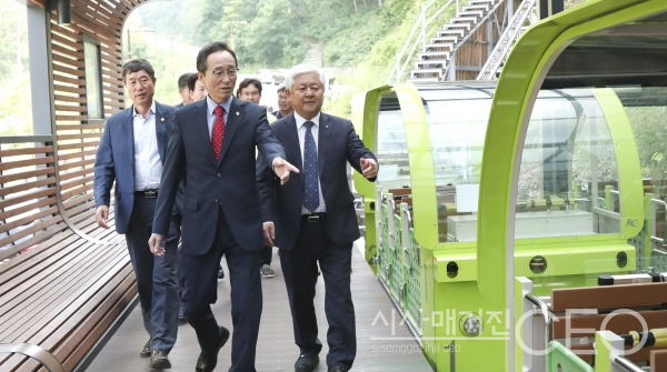 무주군향로산자연휴향림에 방문한 송하진 도지사가 정상올라가는모노레일을 보고 있다. 사진=전라북도청