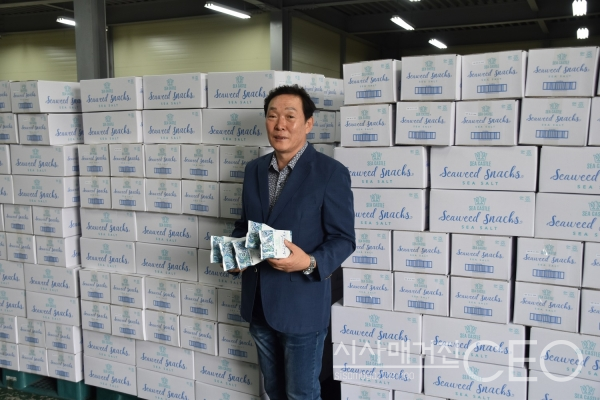 장흥 무산 김 장용칠 대표가 해외로 수출할 김 제품들을 들고 사진촬영에 임하고 있다. (사진촬영=송요기 기자)