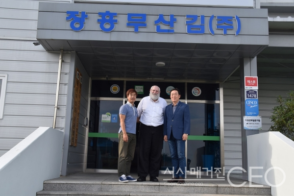 장용칠 대표가 해외 바이어와 함께 잡지에 실을 사진촬영에 임하고 있다. (사진촬영=송요기 기자)