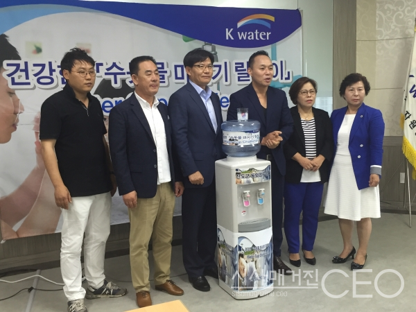 수돗물에 대한 불안감을 해소하기위해 실시된 건강한 수돗물 마시기 캠페인 김춘화 의원 역시 지역주민들들의 불안을 해결하기 위해 직접 나섰다. 사진=시사매거진CEO(출처: 진도군 여성단체협의회)