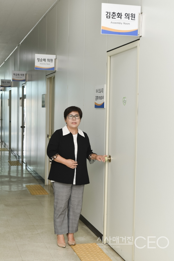 김춘화 의원이 의원실 입구에서 문고리를 잡고 서서 자세를 잡고있다. 사진촬영=시사매거진CEO 이 신 기자