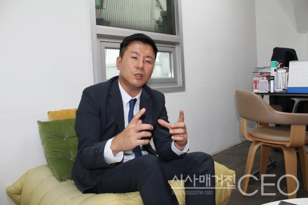 영수증에 담긴 소비자 정보를 활용한 마케팅을 제시한 ㈜더리얼마케팅의 손종희 대표는 인터뷰에 집중하고 있다. 사진촬영=시사매거진CEO 김준현 기자