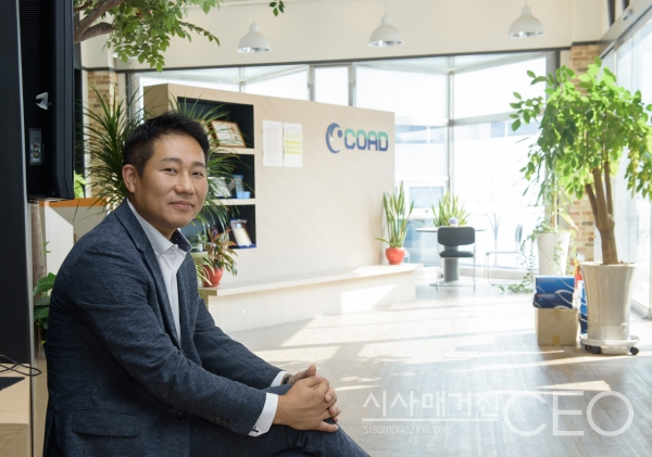 코아드 이대훈 대표가 사무실 내에서 편안한 자세로 응시하고 있다. 사진촬영=시사매거진CEO 이 신 기자