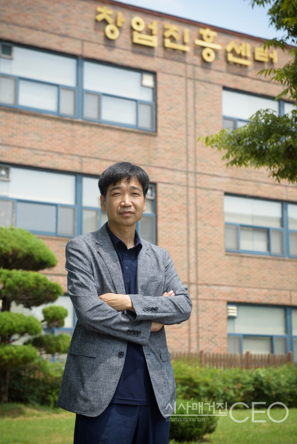 삼도환경 정우남 대표의 인터뷰를 시작하기전 창업진흥센터 앞에서 잡지에 기재될 사진을 촬영하고 있다. 사진촬영=시사매거진CEO 이 신 기자