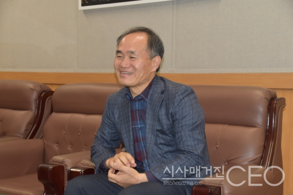 이동형 원장이 잡지에 기재될 인터뷰에 적극적으로 응하고 있다 (사진=송요기 기자)