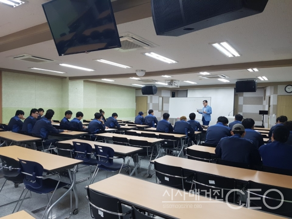 학생들에게 강의를하는 김옥수 대표의 모습 (사진=㈜한림엘리베이터 제공)