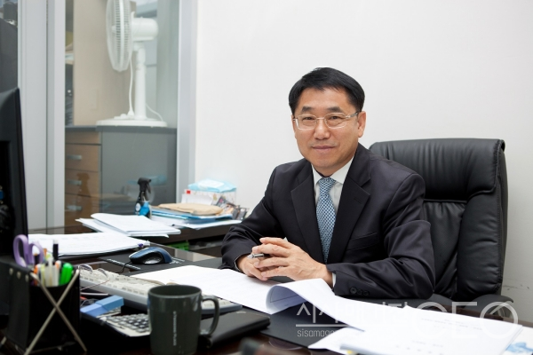 ㈜지성건설 김종학 대표가 인터뷰를 시작하기전 책상에 앉아 잡지에 기재될 사진을 촬영하기 위해 정면을 바라보고 있다. (사진=정혜정 기자)