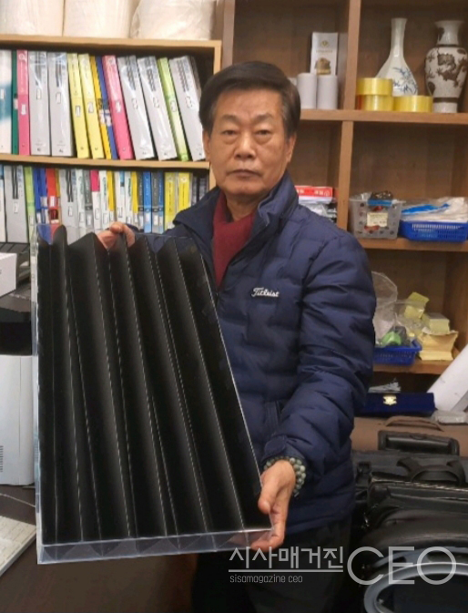 삼각구조 태양집광판 축소 모형 샘플을 보여주고 있는 ㈜삼각솔라 김이남 대표이사(사진=시사매거진CEO 김준현 기자)