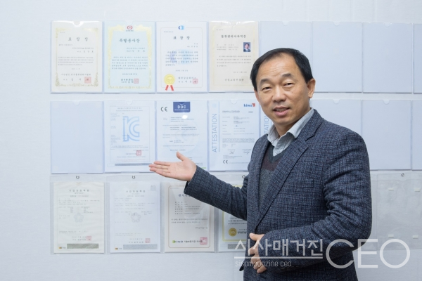 부성·㈜동은전지 김상호 대표가 인터뷰에 앞서 잡지에 기재될 사진촬영에 협조하고 있다. (사진=이 신 기자)