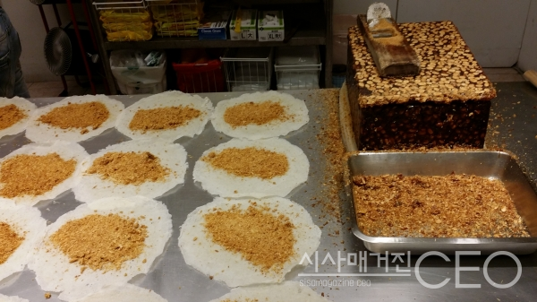 구운 밀 전병위에 땅콩엿을 갈은 가루와 아이스크림을 얹은 땅콩아이스크림은 고수도 넣어 먹지만 미리 말을 하면 고수는 빼준다. (사진=이가영 기자)