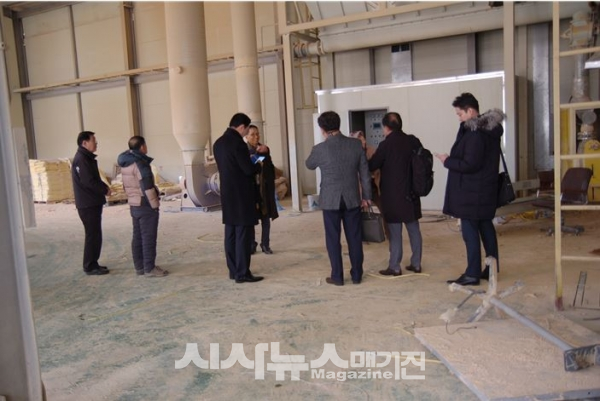 해외수출을 위하여 ㈜용궁일라이트에 방문한 ㈜TNC글로벌 관계자들에게 공장 내부생산 공정 등을 설명하고 있는 이수덕 대표(좌측에서 4번째)