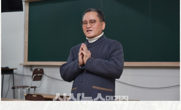 김태달 교수가 종로3가 기술사협회 강의실에서 50여명의 수강생들에게 무료로 명상강의를 하고 있다.