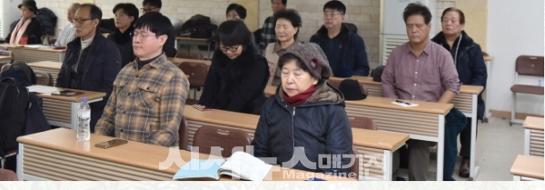 명상강의에 푸욱 빠져있는 중년의 학생들...