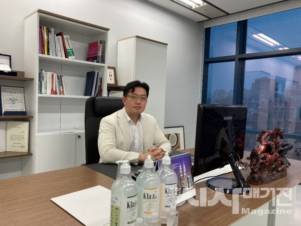 윤당아트홀 김동원 대표(사진제공=윤당아트홀)