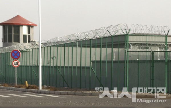 중국 서부 신장(新疆)위구르자치구 아투스(阿圖什)의 한 수용소 주변에 감시탑과 철조망(사진=AP)
