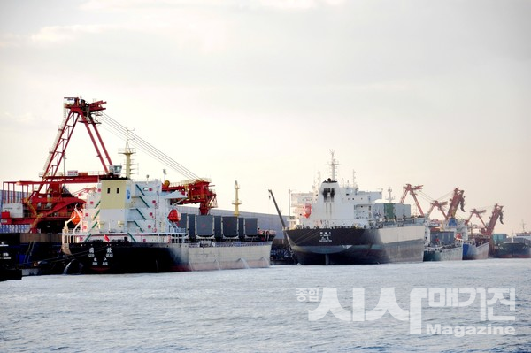 차오페이덴(曹妃甸)항에 기항한 벌크선들(사진=SDIC Caofeidian Port Co)
