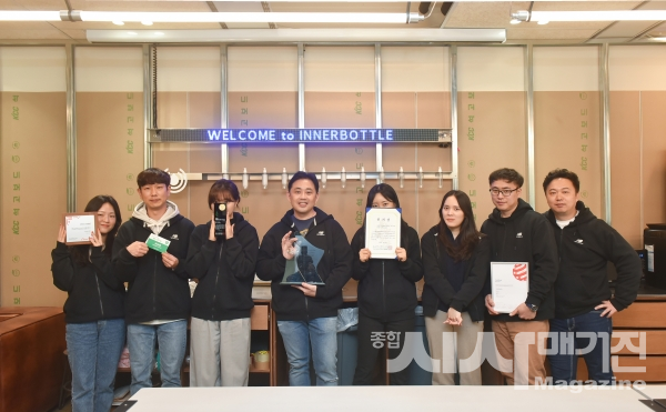 (주)이너보틀 오세일 대표와 직원들(사진=종합시사매거진 DB)