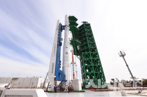 누리호 1차 시험발사 전 발사대에 기립한 모습(사진=한국항공우주연구원)