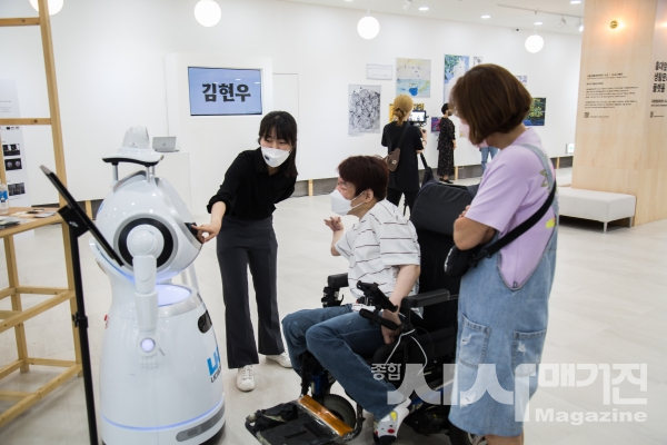 ▲AI로봇 '나다랑'의 행사 안내