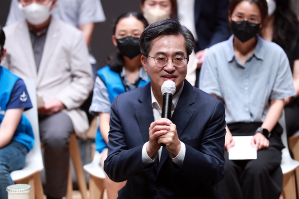 김동연 경기도지사는 15일 오전 10시 30분 도청 대강당에서 열린 ‘맞손토크-기회수도 경기를 말하다’ 행사에서 이같이 말했다. 반호영 경기도지사직인수위원회 공동위원장의 사회로 진행된 이 날 행사는 도지사가 도민과 만나 직접 소통하는 자리로 김동연 지사가 선거기간 동안 현장에서 만났던 다양한 지역민, 우수 정책제안자, 일반 도민 등 500여 명이 참석했다.