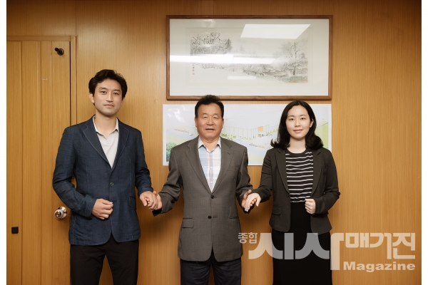 왼쪽부터 신다범 상무, 신태성 회장, 신선화 팀장