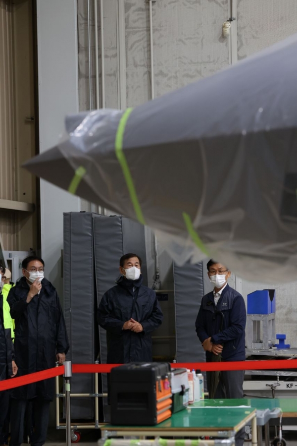 KAI 강구영 사장이 사천 본사 KF-21 격납고를 방문해 태풍 안전점검을 하고 있다. 사진=KAI