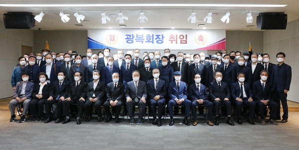 취임식날 임원들과 함께 기념 사진. 출처=광복회