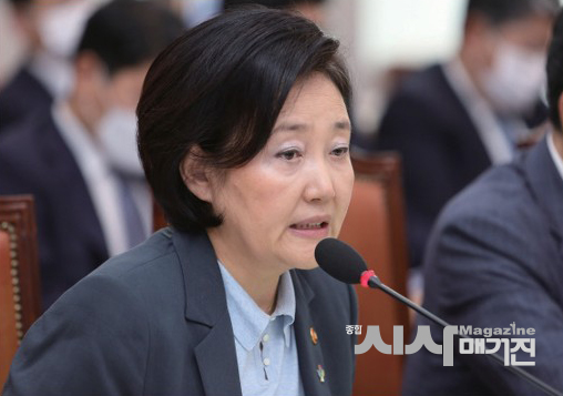 박영선 전 중소벤처기업부 장관이 현재 민주당에 대해 분당 가능성이 있다고 진단하며 당대표가 필요 없는 블록체인 기술 기반의 다오 정당 출현 필요성을 강조했다.