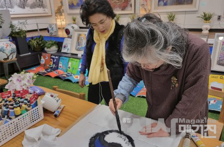 윤서영 대표와 민태홍 화백