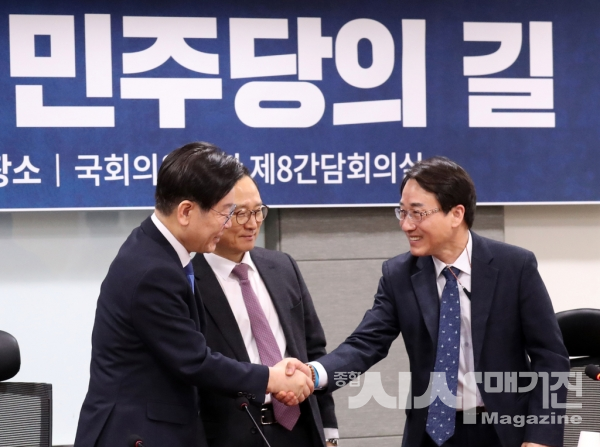 ▲이재명 더불어민주당 대표(왼쪽)가 31일 국회 의원회관에서 열린 민주당의 길 1차 토론회에서 이원욱 민주당 의원과 악수하고 있다.