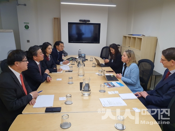 ▲정승일 한전 사장(왼쪽 앞에서 두 번째)이 사마 빌바오 이 레온 WNA 사무총장(오른쪽 가운데)과 영국 원전 사업참여 방안을 협의 중이다