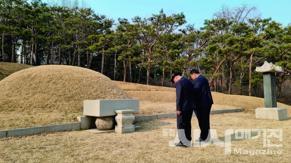 ▲백범 김구 선생 묘 앞에서(사진=(주)한민족결혼출산장려운동본부)