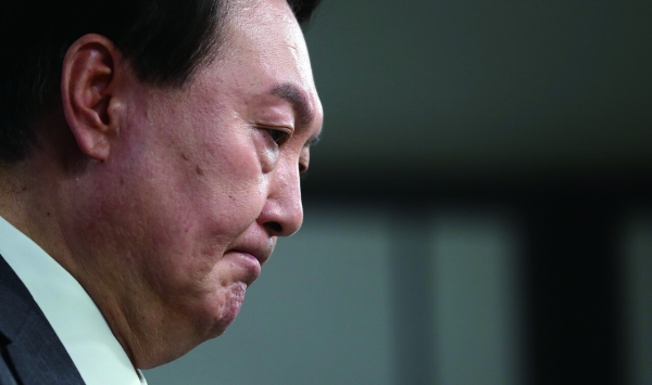 ▲침통해하는 윤석열 대통령(출처=네이버 검색 이미지)