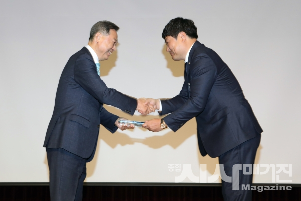 ▲서울시체육회 강태선 회장과 서울중구체육회 유승철회장(출처=서울중구체육회)