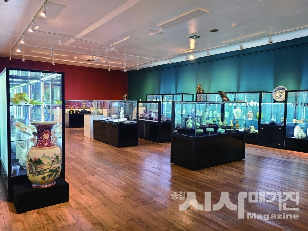 ▲성천문화원·성천옥션 내부 보물들(출처=성천문화원·성천옥션)