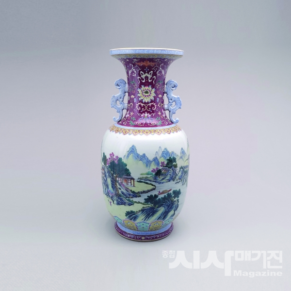 ▲청건륭 산호홍법랑채산수문양이병(높이 70.6cm AD 1736-1795)(출처=성천문화원·성천옥션)