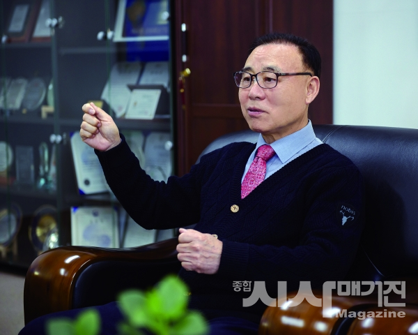 ▲인터뷰 중인 (주)용두애드컴 엄성철 대표(출처=데일리뉴스)