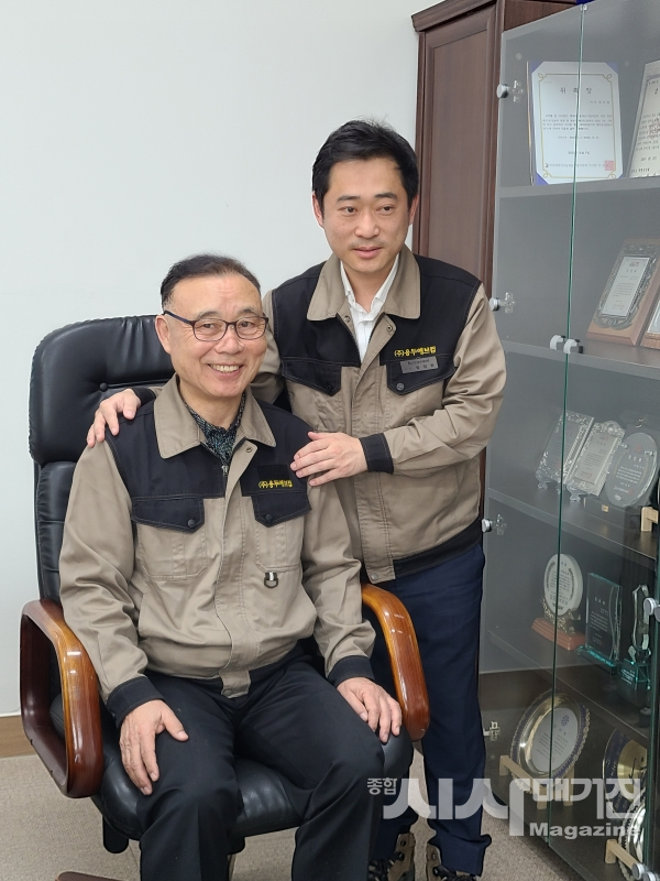 ▲(주)용두애브컴 엄성철 대표와 아들 엄정한 상무(출처=데일리뉴스)